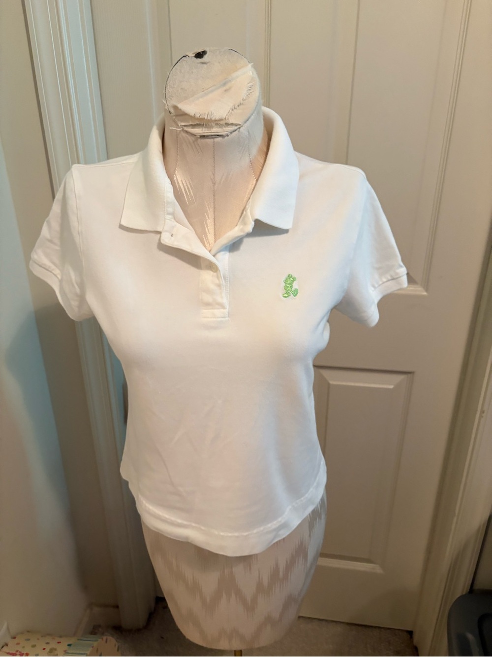 Disney women’s White Polo Shirt with Green Crest - size Small - Picture 7 of 13